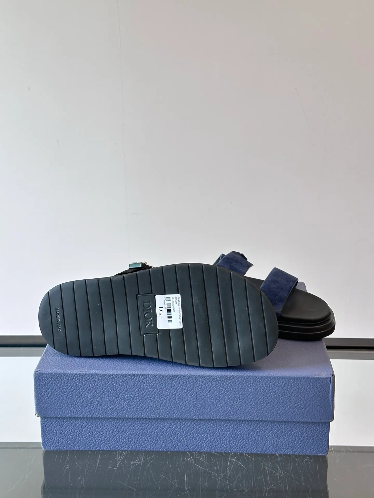 Factory price: 300💰Dior Aqua men's sandals and slippers. Showcasing Dior haute couture design. The Dior gray suede strap is accented with an aluminum Dior buckle for added style. Paired with a comfortable tonal notch sole, they pair easily with shorts or jeans for a sophisticated look. Main body: suede cow leather, technical fabric lining: cow leather, with adjustable straps, aluminum Dior buckle, Dior gray EVA insole, tonal notch rubber outsole splicing structure👌👌 size: 38-44 (45.46 customized)